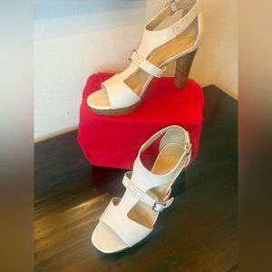 Marc Fisher NWOT Cream leather T strap sandalsTatyana design gorgeous sz 9